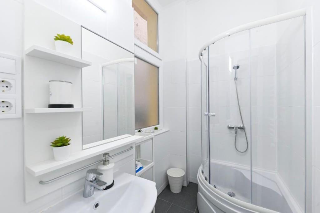 Lovely Studio Flat In Damjanich Street - Leonard Budapest Eksteriør billede