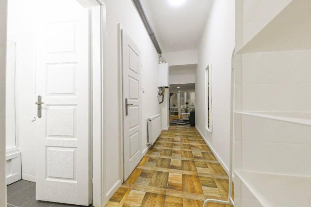 Lovely Studio Flat In Damjanich Street - Leonard Budapest Eksteriør billede